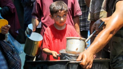 Οι Παλαιστίνιοι στη Γάζα αγωνίζονται να ταΐσουν τα παιδιά τους, την ώρα που το Ισραήλ σφυροκοπά γειτονιές αμάχων