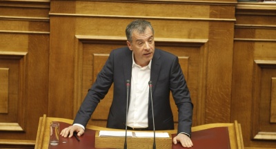 Θεοδωράκης: Οι κυβερνητικοί βουλευτές ψηφίζουν ευκολότερα ότι τους σερβιριστεί ως μνημονιακή υποχρέωση