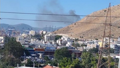 Συναγερμός στην Πυροσβεστική - Υπό μερικό έλεγχο η πυρκαγιά στο Πέραμα