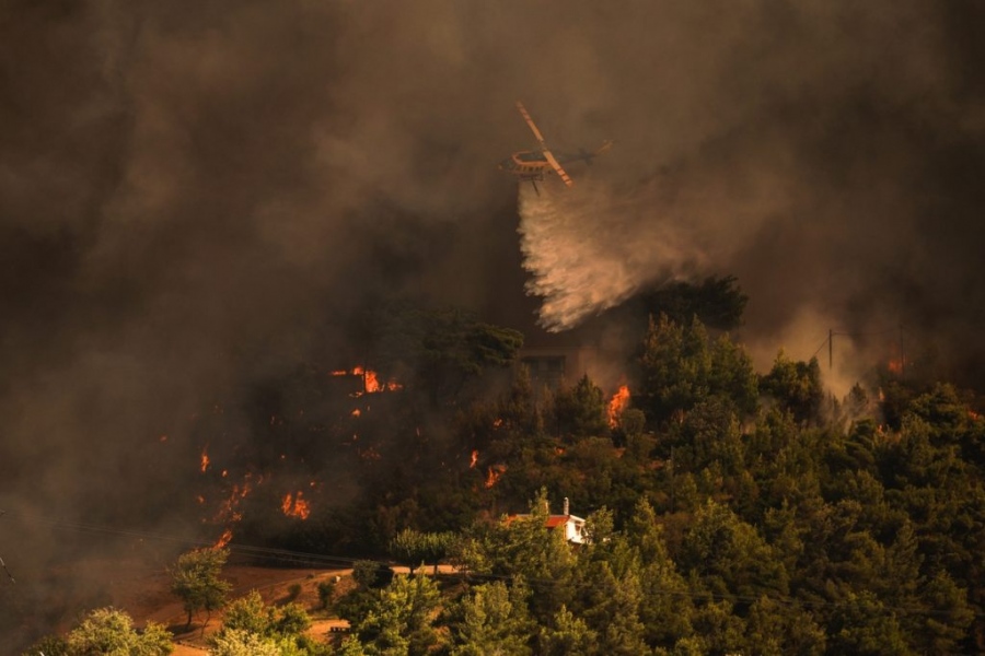 Ανεξέλεγκτη η καταστροφική φωτιά στο Βαρνάβα – Αυξάνονται συνεχώς οι δυνάμεις της πυροσβεστικής