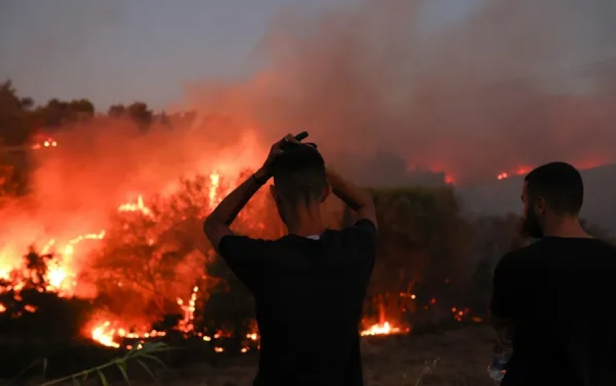 Φωτιά στην Αττική – Συγκλονίζουν οι κάτοικοι: Δεν υπάρχει ούτε ένα πυροσβεστικό, δεν εγκαταλείπουμε τα σπίτια μας, παλεύουμε με κουβάδες