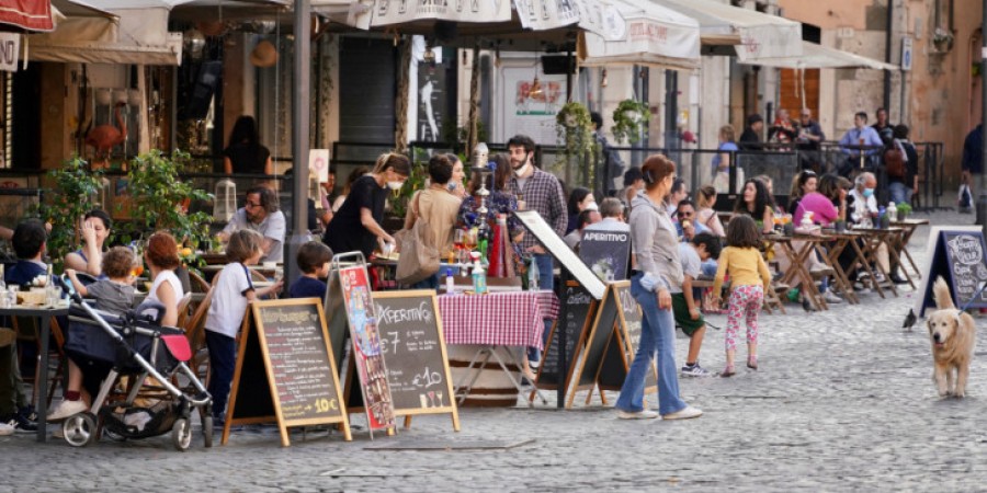 Κορωνοϊός: Στην Ιταλία κλείνουν τα μπαρ για να… ανοίξουν τα σχολεία