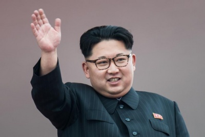 Οι σωματοφύλακες του Kim Jong Un τρέχουν γύρω από το αυτοκίνητο