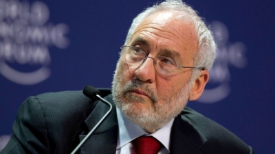 Stiglitz: Η μεσαία τάξη στην Ελλάδα δεν ανέκαμψε ποτέ, σας κατέστρεψε η τρόικα - H χώρα παραδόθηκε σε ξένους και ολιγάρχες