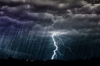Καιρός: «Σφυροκόπημα» από καταιγίδες τα μεσάνυχτα στην Αττική -  Ραγδαία πτώση της θερμοκρασίας