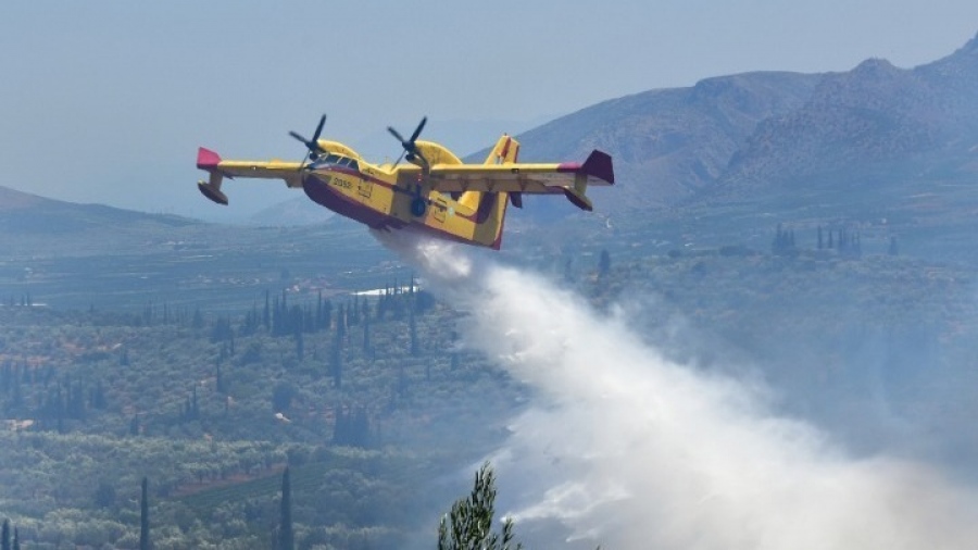 Με τέσσερα πυροσβεστικά αεροσκάφη συνέδραμε η Ελλάδα την Αλβανία για την αντιμετώπιση μεγάλης δασικής πυρκαγιάς