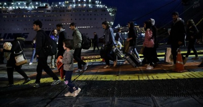Συνεχίζεται η αποσυμφόρηση των νησιών του Αιγαίου – Στον Πειραιά περισσότεροι από 100 πρόσφυγες και μετανάστες
