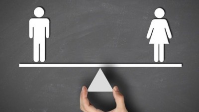 Κομισιόν: Οι γυναίκες πληρώνονται κατά 14,1% λιγότερο από τους άνδρες για την ίδια δουλειά