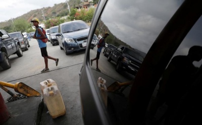 Βενεζουέλα: Ο στρατός εφοδιάζει με βενζίνη τα πρατήρια υγρών καυσίμων – Τεράστιες ουρές και οργή οδηγών