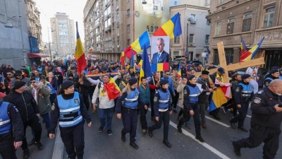 Μαζικές διαδηλώσεις κατά του δικαστικού πραξικοπήματος στο Βουκουρέστι – Οι Ρουμάνοι ζητούν εκλογές και πρόεδρο τον Georgescu