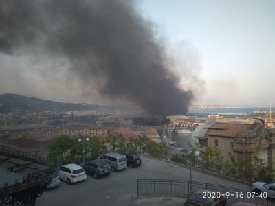 Ιταλία: Πυρκαγιά στο λιμάνι της Ανκόνα - Κλειστά σχολεία και πάρκα για προληπτικούς λόγους
