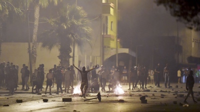 Άγριες συμπλοκές στην Τυνησία – Πολίτες εναντίον αστυνομίας, δεκάδες τραυματίες