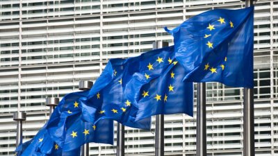 H ΕΕ ζητά αυξήσεις μισθών, μέτρα τόνωσης της παραγωγικότητας και εμβάθυνση της ΟΝΕ