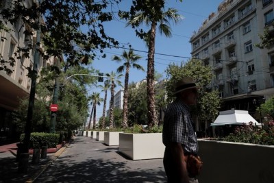 Ο Δήμαρχος Αθηναίων έχει βαλθεί να μας τυφλώσει με τα κιτς στην Ομόνοια και τους φοίνικες
