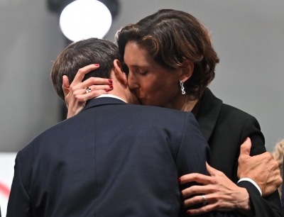 Τουλάχιστον... αμηχανία: Σάλος με το φιλί Macron με τη Γαλλίδα υπουργό Αθλητισμού - Ίσως την πείραξαν τα νερά του Σηκουάνα...