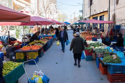 Ποιοι αντιδρούν; - Στο κενό πέφτει η πρόταση του υπουργού Τάκη Θεοδωρικάκου για λαϊκές αγορές το απόγευμα