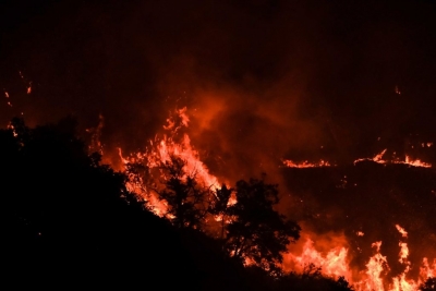 Φωτιά στην Αττική: Χάνεται η μάχη στον Άγιο Στέφανο – Εκκένωση σε Βαρυμπόμπη. Θρακομακεδόνες, Σταμάτα και Ροδόπολη