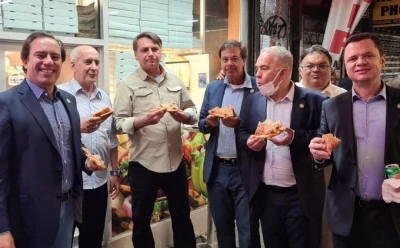 Ο πρόεδρος της Βραζιλίας Bolsonaro αναγκάστηκε να φάει πίτσα στο πεζοδρόμιο στη Νέα Υόρκη επειδή δεν έχει εμβολιαστεί