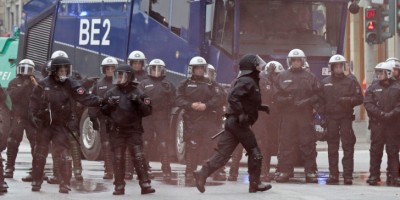 Γερμανία: 39 συλλήψεις σε «πάρτι κορωνοΐού» στη Φρανκφούρτη - Τραυματίστηκαν 5 αστυνομικοί