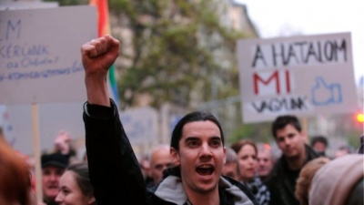 Ουγγαρία: Χιλιάδες φοιτητές κατά της απόφαση Orban να κλείσει το Πανεπιστήμιο του Soros