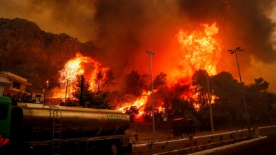 Βόμβα: Καθηγητής συνελήφθη για εμπρησμό στη Βάρη - Δίδασκε σε σχολές αστυνομίας, ομολόγησε άλλους τέσσερις εμπρησμούς