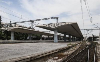 Θεσσαλονίκη: Απομακρύνθηκαν άτομα που διέμεναν σε εγκαταλελειμμένα βαγόνια κοντά στον σταθμό