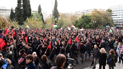 Σε εξέλιξη δύο πορείες στο κέντρο της Αθήνας για τα 51 χρόνια από την εξέγερση του Πολυτεχνείου