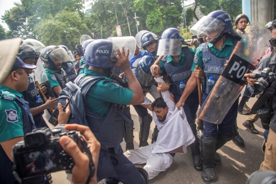Στο χείλος της αβύσσου το Μπανγκλαντές: Τουλάχιστον 173 νεκροί, πάνω από 1.100 συλλήψεις - Lockdown στους δρόμους