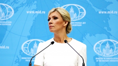 H Zakharova σχολίασε την παρουσία του Zelensky στο Auschwitz με μια και μόνο λέξη