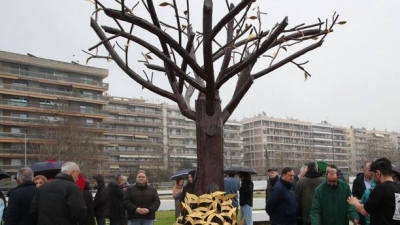 Θεσσαλονίκη: Τα αποκαλυπτήρια του Μνημείου με τίτλο «Το δέντρο της μνήμης» για τα 57 θύματα των Τεμπών