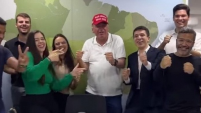 Ο Bolsonaro με καπέλο MAGA στους ρυθμούς του χορού Trump, «μεθυσμένος» από την εκλογική νίκη στις ΗΠΑ