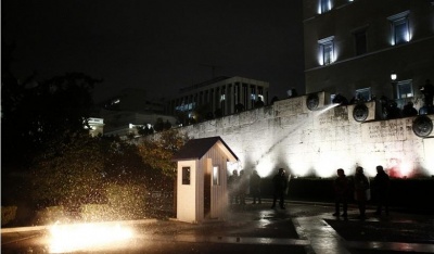 Επεισόδια έξω από τη Βουλή κατά την ψήφιση του πολυνομοσχεδίου