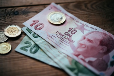 Υπό πίεση η τουρκική λίρα στις 4,74/δολ - Δεν πείθει η κεντρική τράπεζα, νέα προειδοποίηση Fitch
