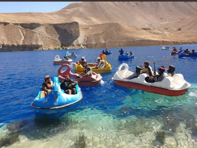 Πάνοπλοι Ταλιμπάν κάνουν ποδήλατο σε λίμνη μέσα σε... χρωματιστές βαρκούλες