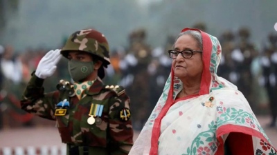 Η παραιτηθείσα πρωθυπουργός του Μπαγκλαντές, αφού το έσκασε με στρατιωτικό ελικόπτερο από τη χώρα, ζητά άσυλο στη Βρετανία