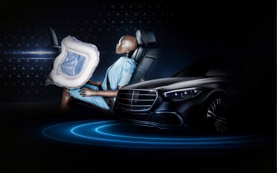 Αερόσακοι πίσω επιβατών από τη Mercedes-Benz