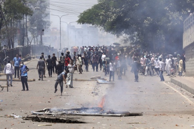 Ξέφυγε η κατάσταση στο Μπαγκλαντές: Απαγόρευση κυκλοφορίας, στρατός στους δρόμους εναντίον φοιτητών, πάνω από 130 νεκροί