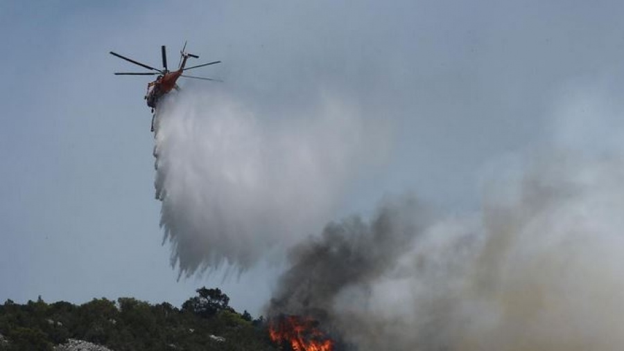 Πυρκαγιά  στο Ξυλόκαστρο - Στην κατάσβεση ισχυρές δυνάμεις της Πυροσβεστικής, 10 ενάερια μέσα