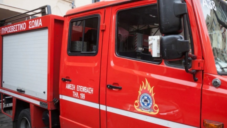 Πυρκαγιά σε αποθήκη στο Αιγάλεω - Προειδοποιητικό μήνυμα του 112 λόγω των καπνών