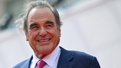 Ο σπουδαίος Oliver Stone ευτέλισε την Kamala: Ανιστόρητες οι δηλώσεις της για την επιθετικότητα της Ρωσίας, δείγμα αγραμματοσύνης