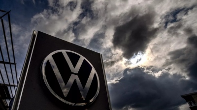 Στάσεις εργασίας χιλιάδων εργαζόμενων στη Volkswagen για νέες συλλογικές συμβάσεις