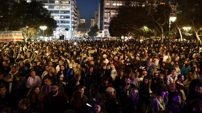 «Ως το τέλος - Θα βγαίνουμε στους δρόμους μέχρι να παραιτηθείτε» - Βούλιαξε το Σύνταγμα στη συναυλία για τα Τέμπη