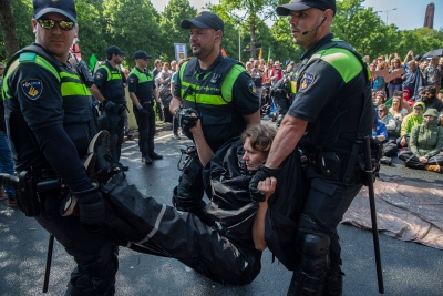 Μαζικές συλλήψεις στην Ολλανδία σε διαμαρτυρίες υπέρ του κλίματος: Η αστυνομία συνέλαβε πάνω από 700 διαδηλωτές