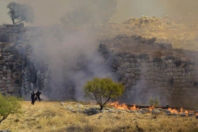 Ενισχύονται οι δυνάμεις στις Μυκήνες – Η φωτιά πέρασε στον Αρχαιολογικό χώρο - Δεν απειλεί το Μουσείο