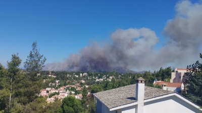 Φωτιά στη Σταμάτα –  Ενισχύονται οι πυροσβεστικές δυνάμεις,  μήνυμα του 112 για τους καπνούς