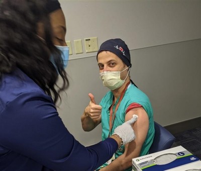 Έλληνας γιατρός που εμβολιάστηκε στο Μαϊάμι για τον κορωνοϊό: Ανέβασα πυρετό 37.5 C και αυτό είναι όλο