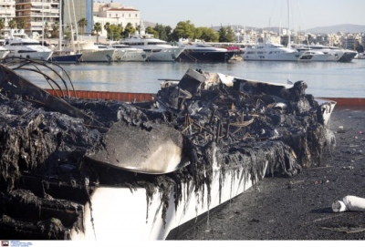 Εικόνες καταστροφής στη Μαρίνα Ζέας: Οι φλόγες έλιωσαν τα πολυτελή σκάφη