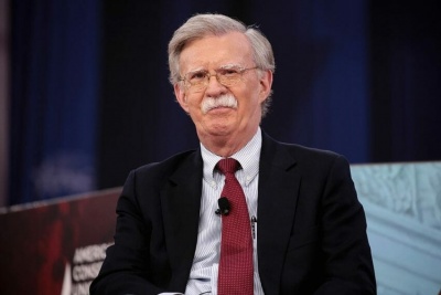 Bolton (σύμβουλος Trump): Το δημόσιο χρέος συνιστά οικονομική απειλή για τις ΗΠΑ