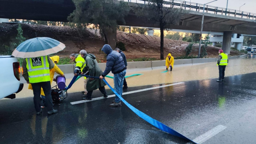 Κακοκαιρία: Αποκαταστάθηκε η κυκλοφορία στη Λεωφόρο Ποσειδώνος