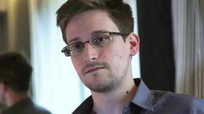 Snowden (πρώην υπάλληλος της CIA): Ζητά ρωσική υπηκοότητα - Καταζητείται από τις ΗΠΑ για κατασκοπεία